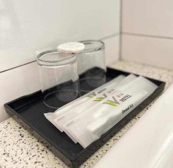 חדר משפחתי, Win