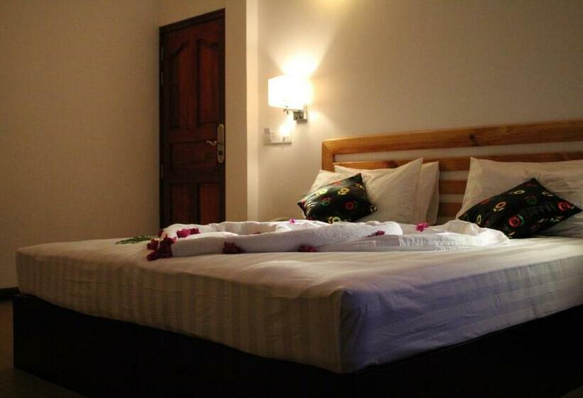 اتاق لوکس, Arianna Dhangethi