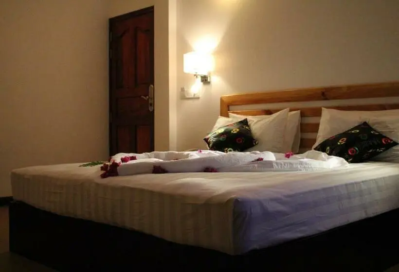 اتاق لوکس, Arianna Dhangethi