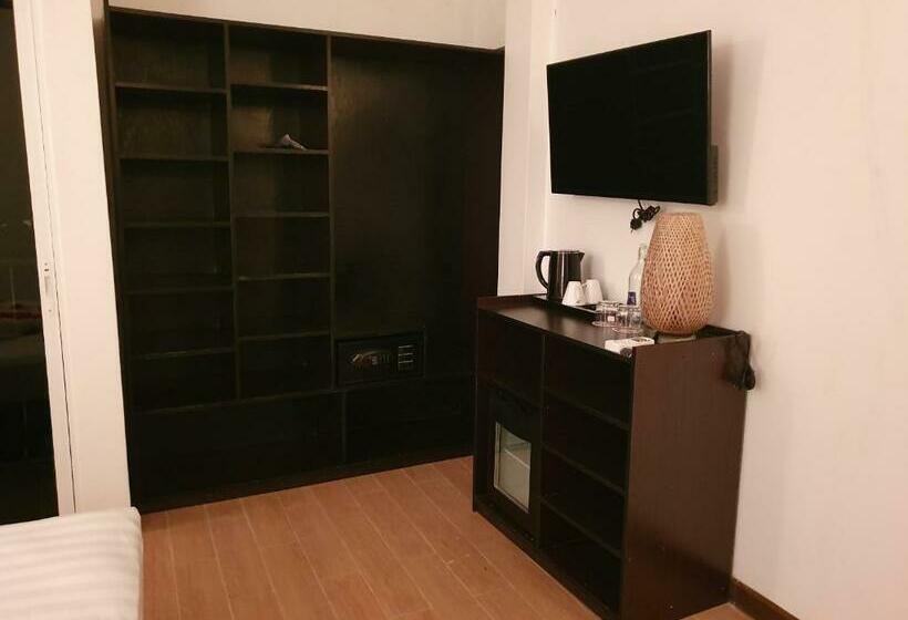 اتاق لوکس, Arianna Dhangethi