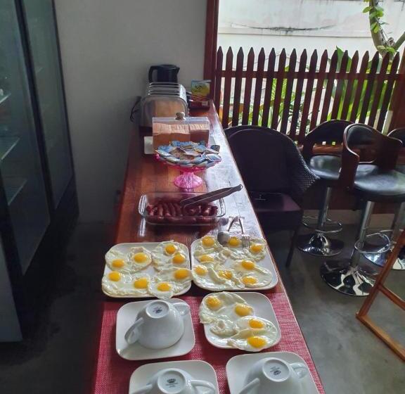 اتاق لوکس, Arianna Dhangethi