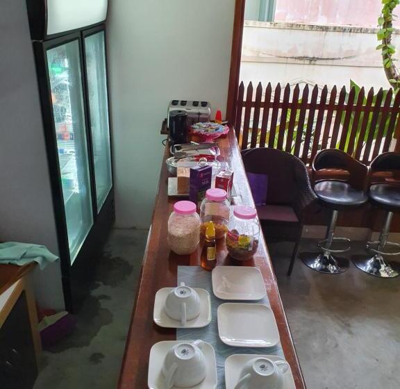 اتاق لوکس, Arianna Dhangethi