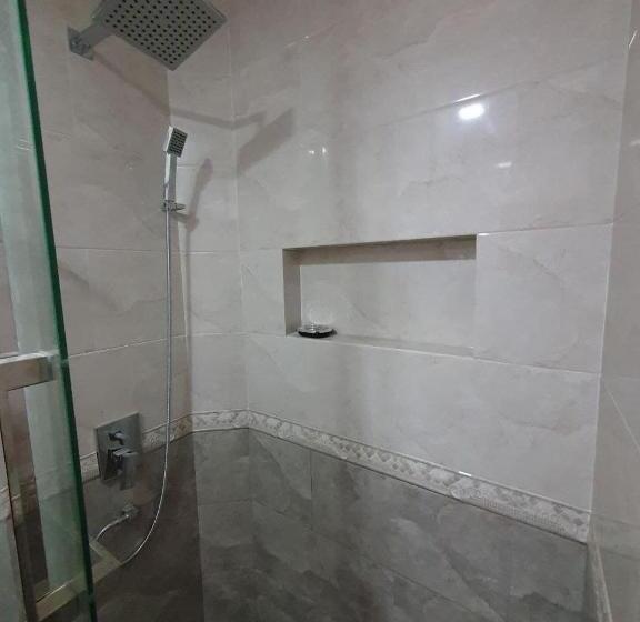 اتاق لوکس, Arianna Dhangethi