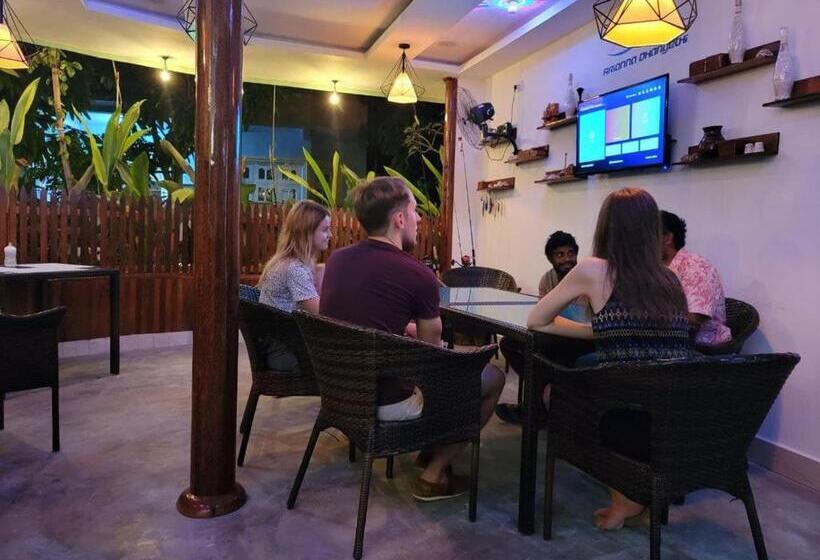 اتاق لوکس, Arianna Dhangethi