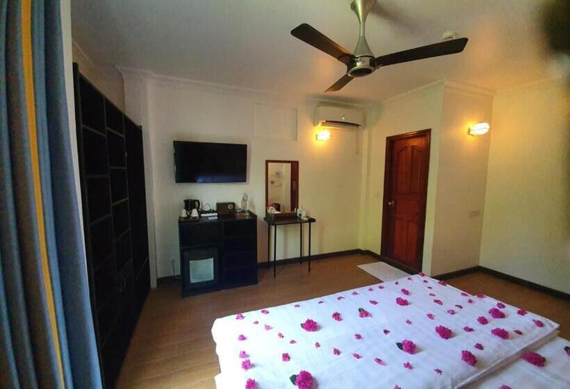 اتاق استاندارد, Arianna Dhangethi