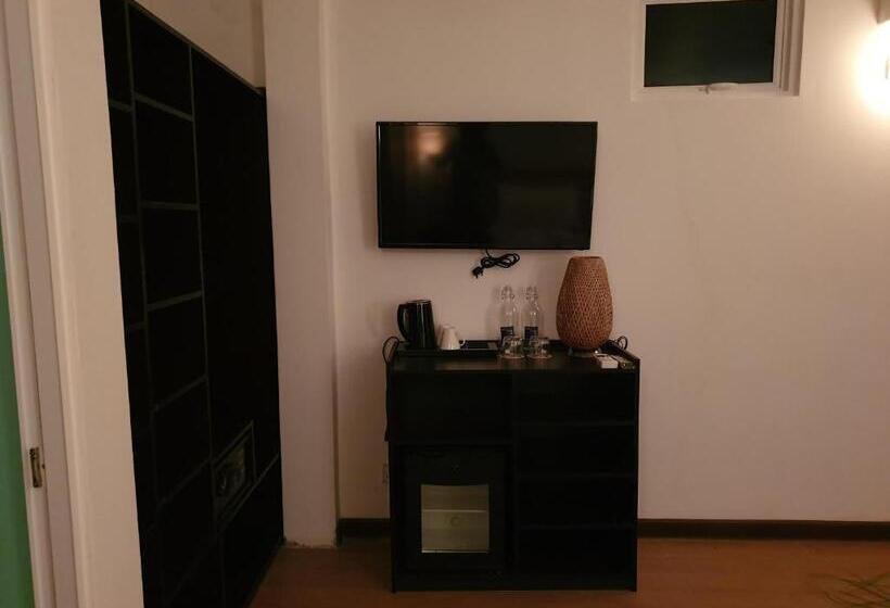 اتاق استاندارد, Arianna Dhangethi