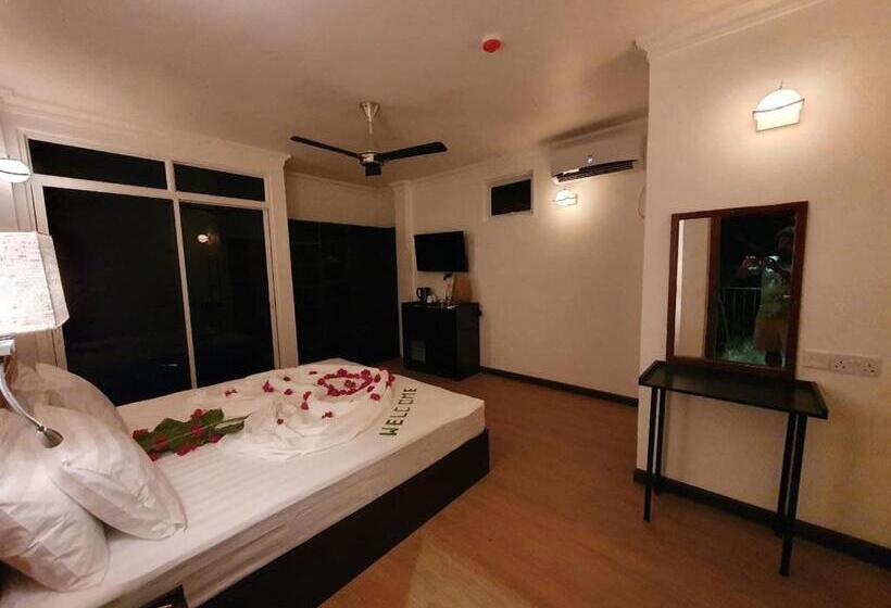 اتاق لوکس, Arianna Dhangethi