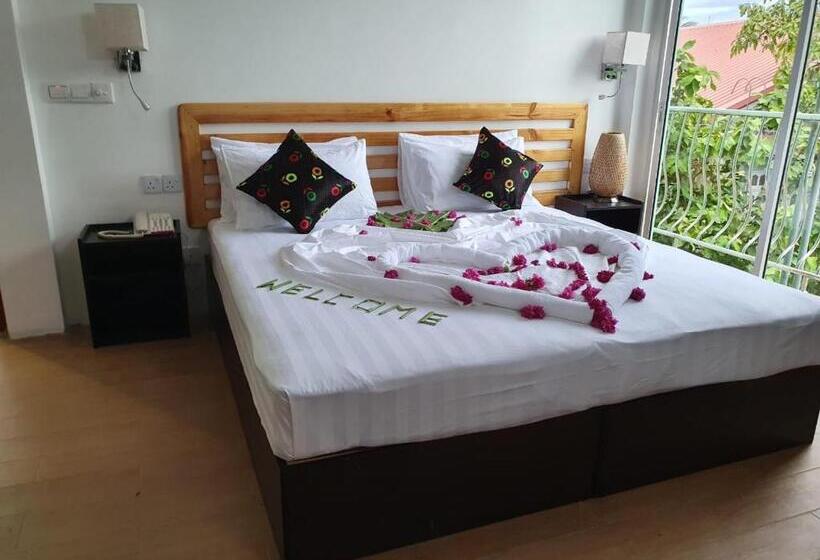 اتاق لوکس, Arianna Dhangethi