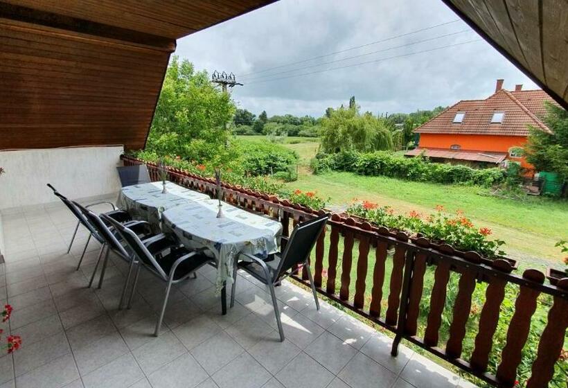 Апартаменты 1 Спальня с Балконом, Kondor Vendégház