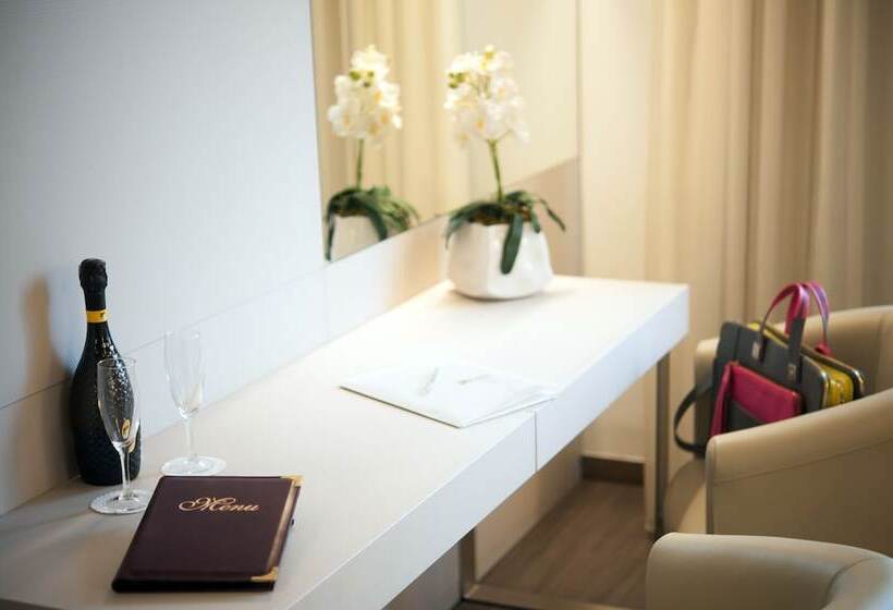 غرفة قياسية ثلاثية, As Hotel Dei Giovi