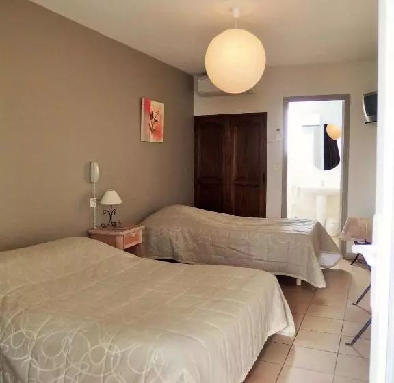 اتاق استاندارد سه نفره, Au Saint Roch Hôtel Et Jardin