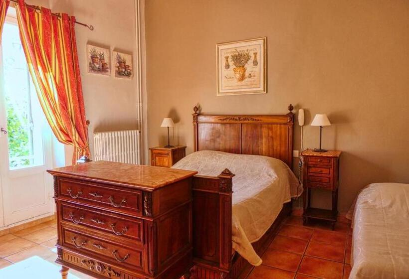 Номер Стандарт Трехместный, Au Saint Roch   Hôtel Et Jardin