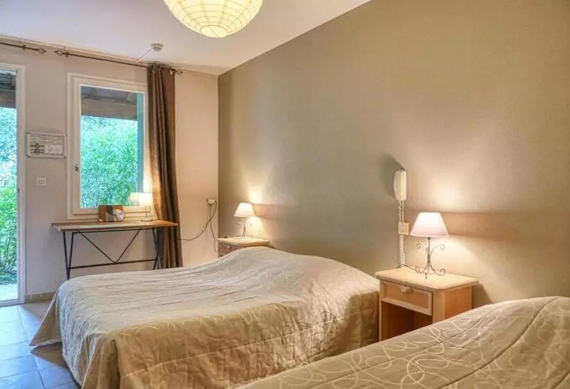 اتاق استاندارد سه نفره, Au Saint Roch Hôtel Et Jardin
