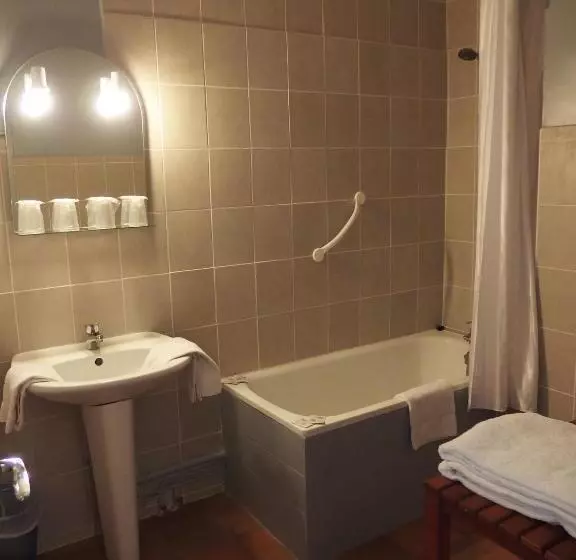 اتاق استاندارد چهار تخته, Au Saint Roch Hôtel Et Jardin