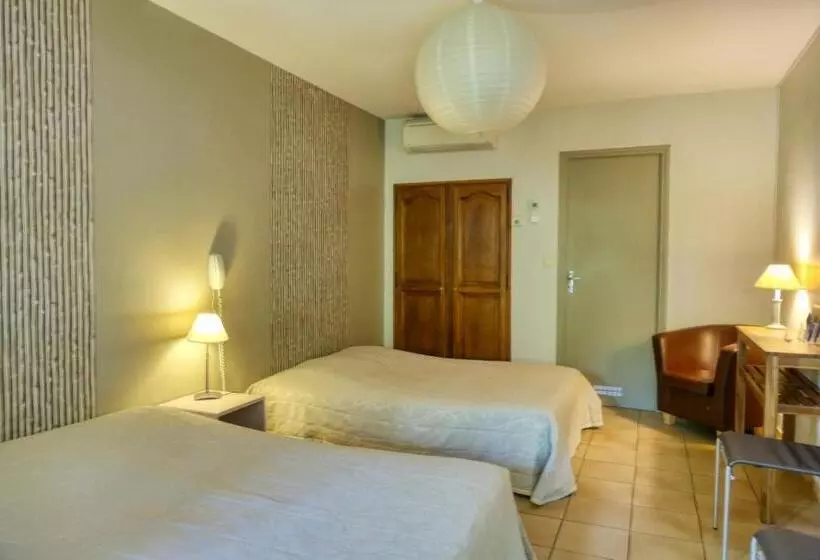 اتاق استاندارد چهار تخته, Au Saint Roch Hôtel Et Jardin