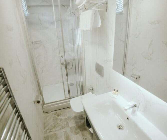 غرفة قياسية ثلاثية, Helen