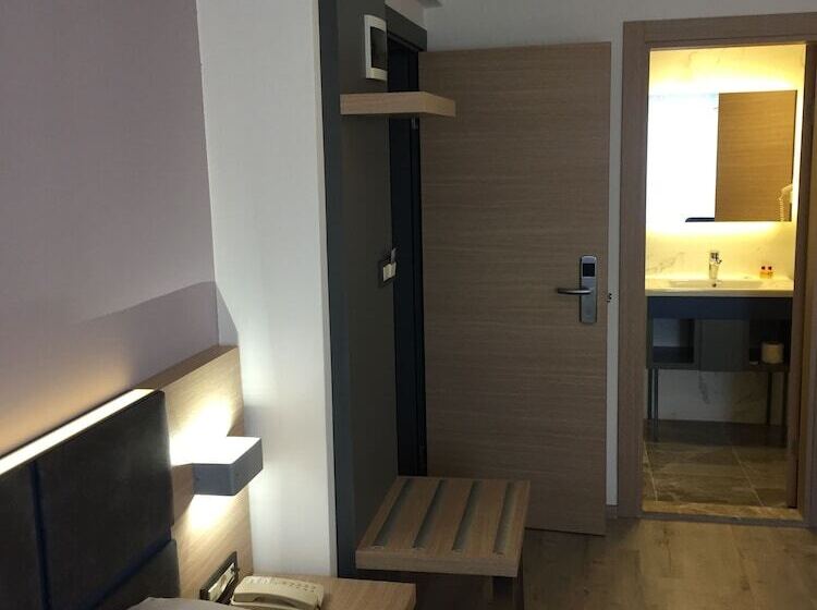 غرفة قياسية ثلاثية, Helen