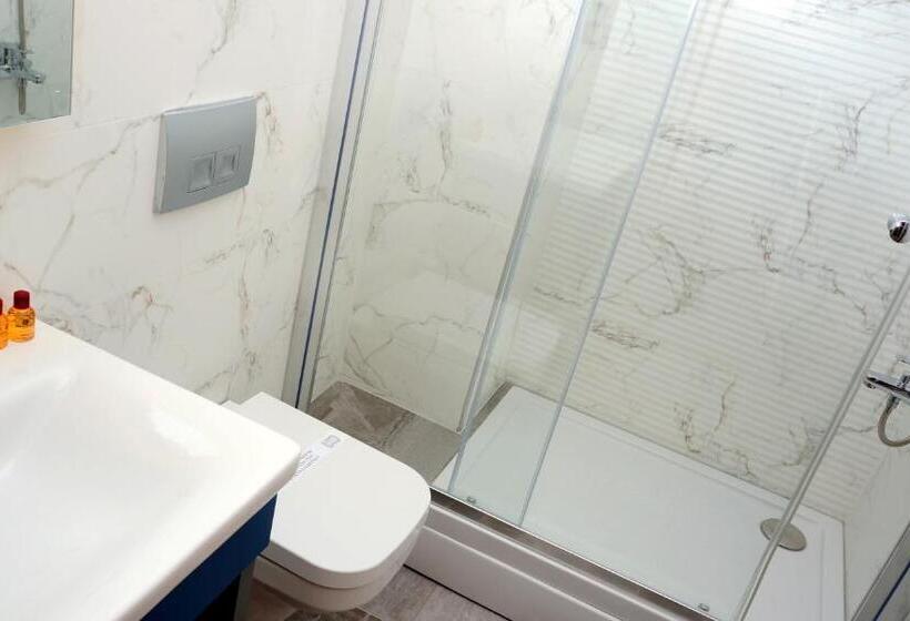 غرفة قياسية ثلاثية, Helen