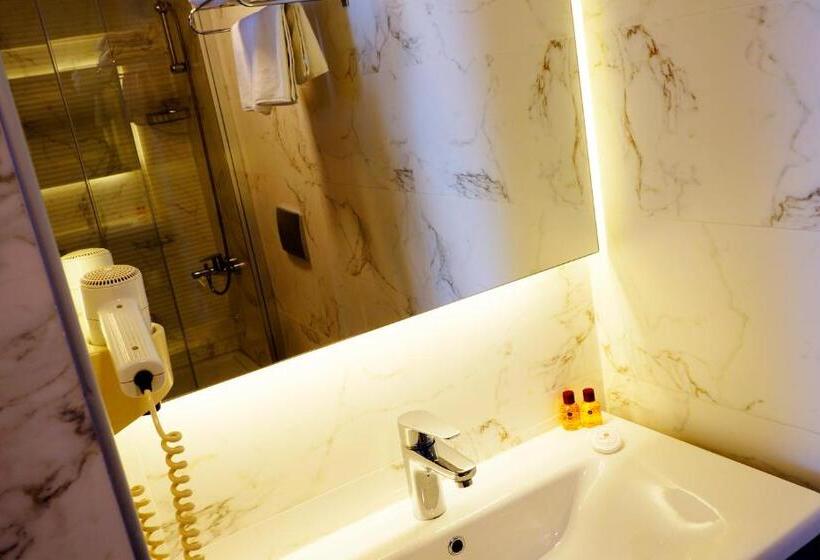 غرفة قياسية ثلاثية, Helen