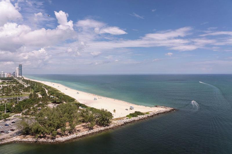 キングサイズベッドのスタンダードルーム, The Ritzcarlton Bal Harbour, Miami