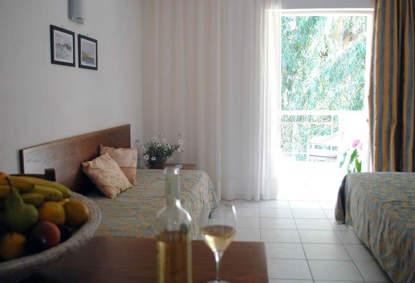 شقة غرفة واحدة, Marita's Apartments