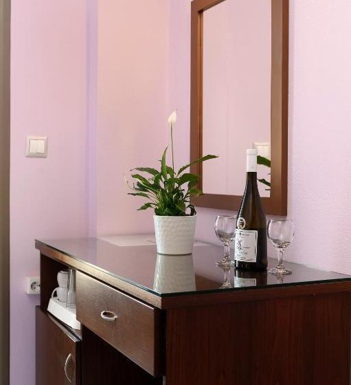 غرفة قياسية فردية مزودة بشُرفة, Avra