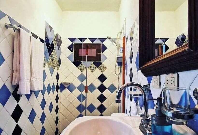 اتاق لوکس, Doña Elvira