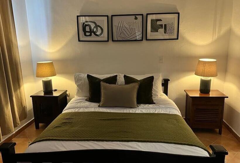 اتاق لوکس, Doña Elvira