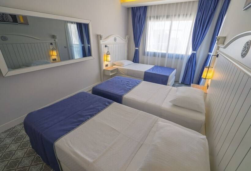 اتاق استاندارد سه نفره با چشمانداز کنار دریا, Marmaris Beach