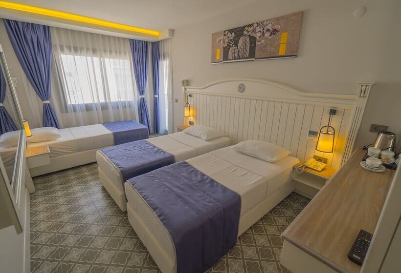 اتاق استاندارد سه نفره با چشمانداز کنار دریا, Marmaris Beach