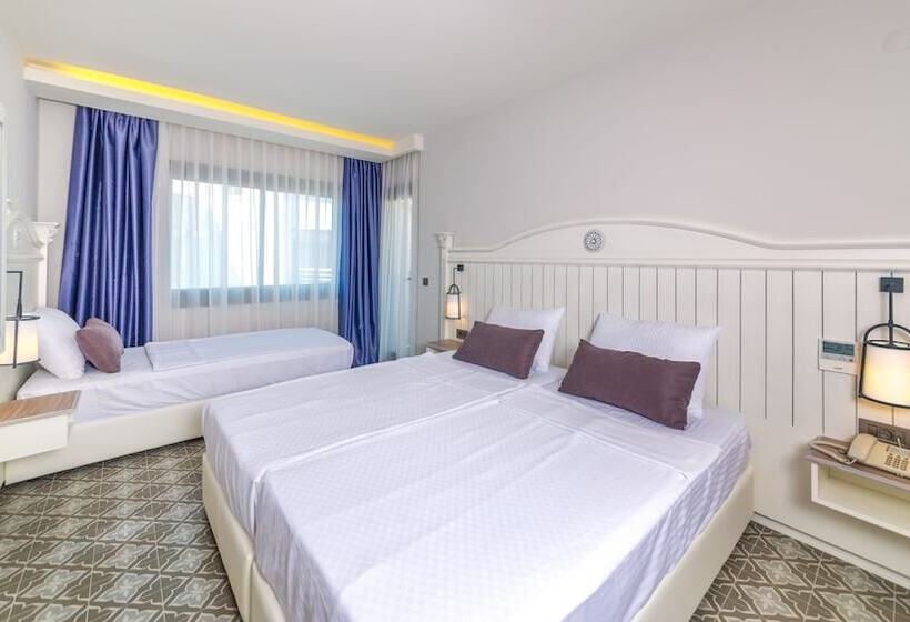 اتاق استاندارد سه نفره با چشمانداز کنار دریا, Marmaris Beach