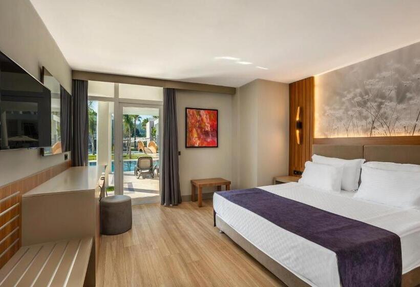 سوییت با چشم‌انداز استخر, Simena Comfort