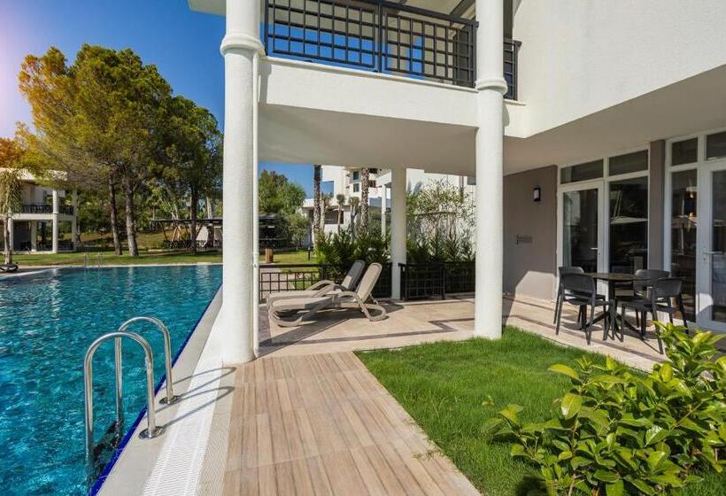 سوییت با چشم‌انداز استخر, Simena Comfort