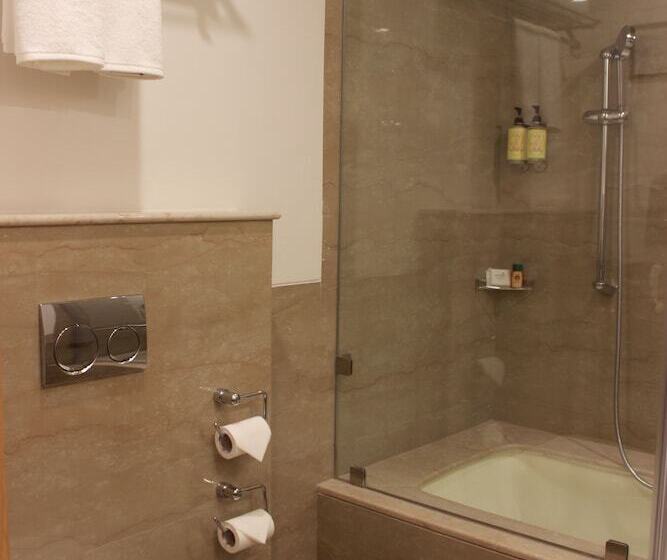 Номер бизнес-класса, Lemon Tree Hotel, Ahmedabad