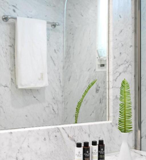 小型套房, Leto Hydra