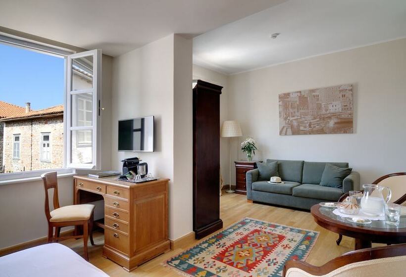 小型套房, Leto Hydra