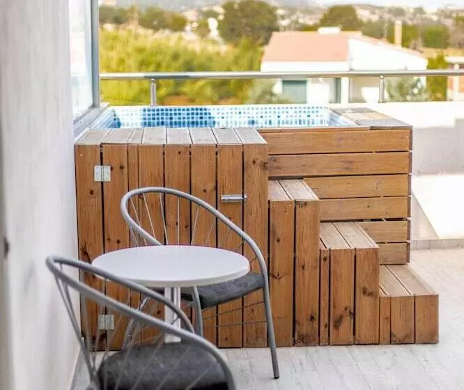 Deluxe Room with Hot Tub
