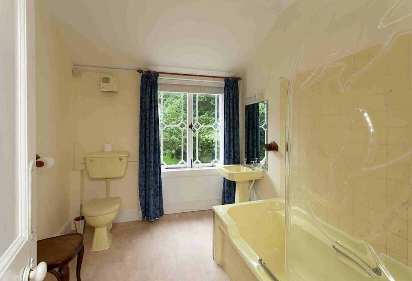 Номер Стандарт, Hollybank House