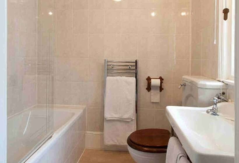 Номер Стандарт, Hollybank House