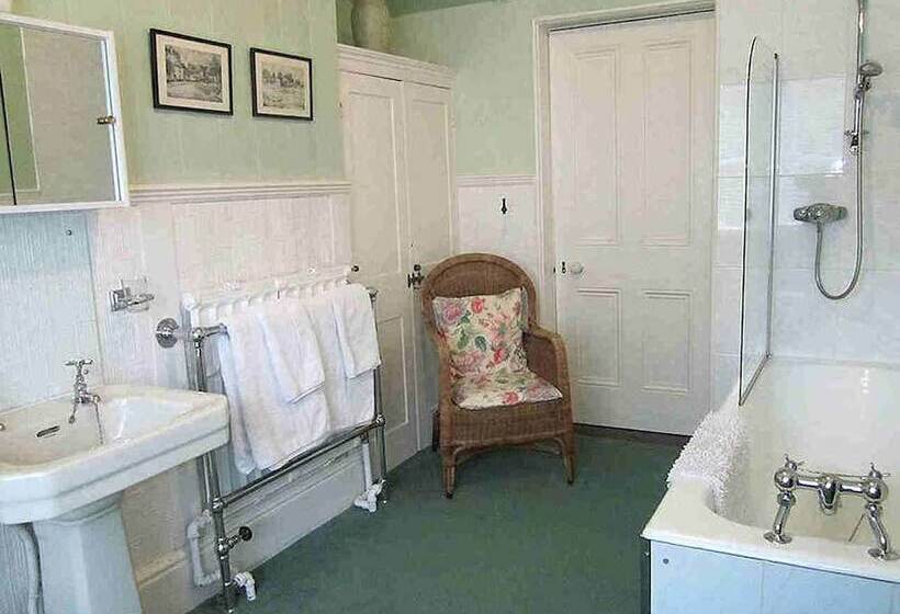 Семейный Номер, Hollybank House