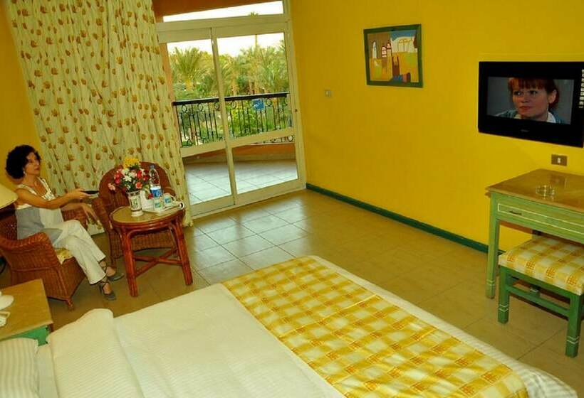 اتاق اساندارد با چشم‌انداز جانبی به دریا, Giftun Azur Resort