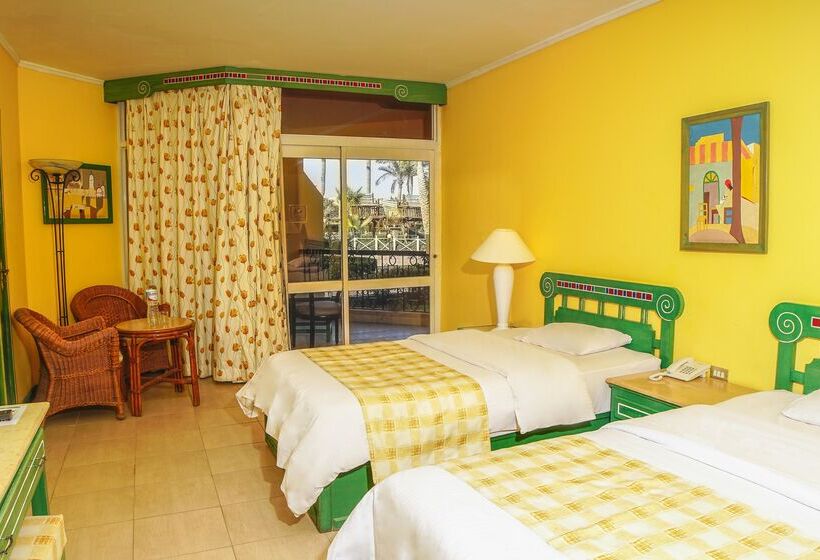 اتاق اساندارد با چشم‌انداز جانبی به دریا, Giftun Azur Resort