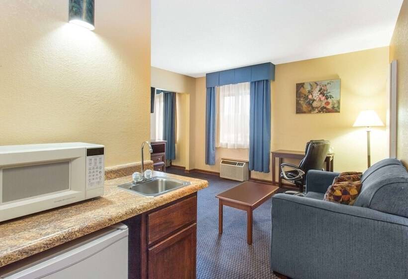 جناح, Baymont By Wyndham Waukesha