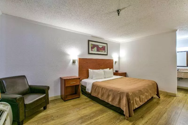 キングサイズベッドのスタンダードルーム, Quality Inn Tallahassee Near University