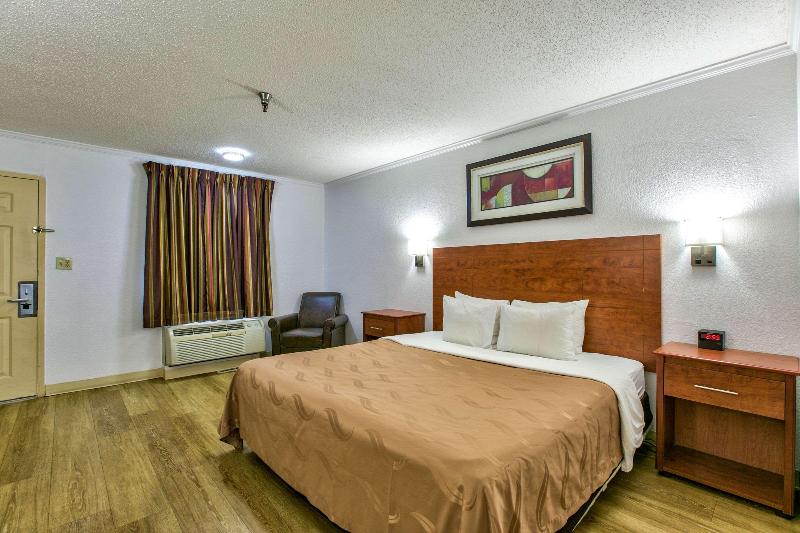キングサイズベッドのスタンダードルーム, Quality Inn Tallahassee Near University