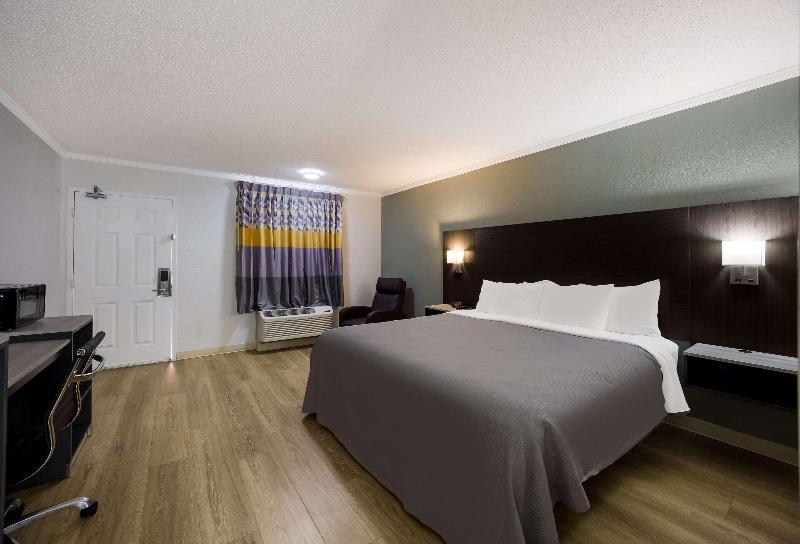 キングサイズベッドのスタンダードルーム, Quality Inn Tallahassee Near University