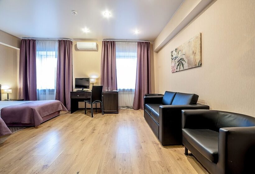 סוויטת ג'וניור, Russ