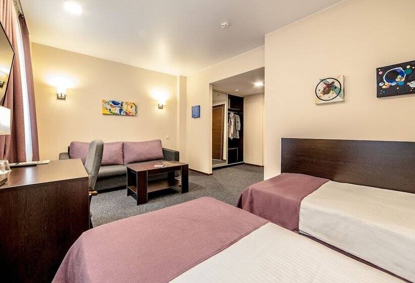 סוויטת ג'וניור, Russ