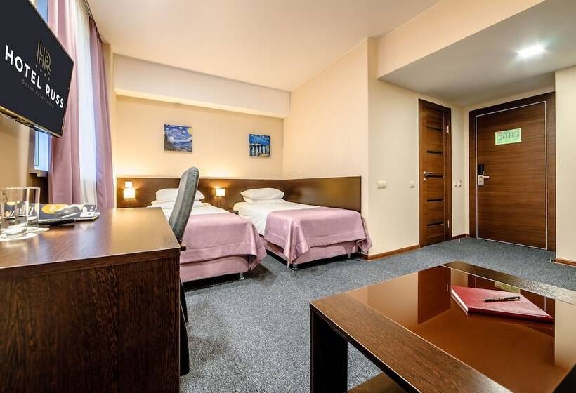 סוויטת ג'וניור, Russ