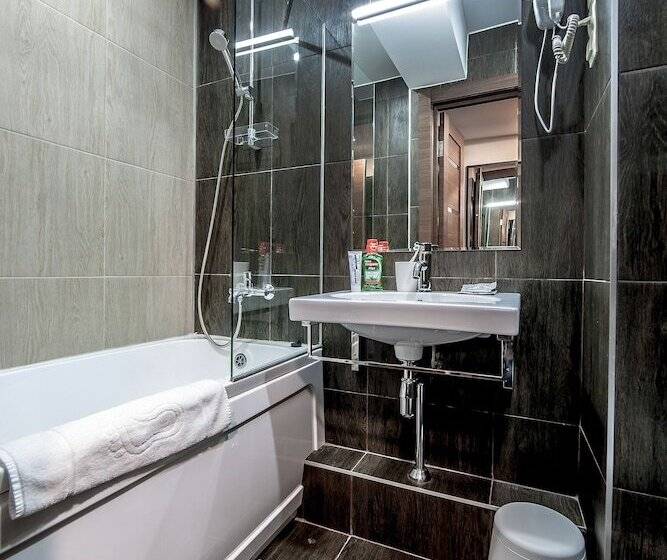 חדר יחיד קלאסי, Russ